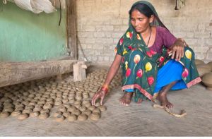 मिट्टी के दीयों से घर-आंगन जगमगाने वाली ललमोतिया की दिवाली इस बार होगी खास मिट्टी के दीयों से घर-आंगन जगमगाने वाली ललमोतिया की दिवाली इस बार होगी खास