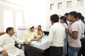 सहयोग केंद्र में मंत्री राजवाड़े ने किया कार्यकर्ताओं से संवाद सहयोग केंद्र में मंत्री राजवाड़े ने किया कार्यकर्ताओं से संवाद