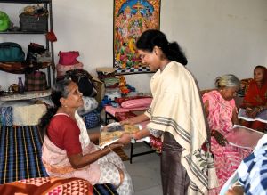 कलेक्टर श्रीमती मिश्रा ने आदमाबाद वृद्धाश्रम में पहुँचकर बुजुर्गों से की मुलाकात, दीपावली पर्व की हार्दिक बधाई एवं शुभकामनाएं दी कलेक्टर श्रीमती मिश्रा ने आदमाबाद वृद्धाश्रम में पहुँचकर बुजुर्गों से की मुलाकात, दीपावली पर्व की हार्दिक बधाई एवं शुभकामनाएं दी