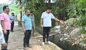 आयुक्त ने वार्ड पार्षदों के साथ किया निरीक्षण आयुक्त ने वार्ड पार्षदों के साथ किया निरीक्षण