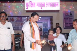 स्वास्थ्य मंत्री ने मरीजों और अस्पताल स्टाफ के साथ मनाई दिवाली, फल और मिठाई किया वितरित