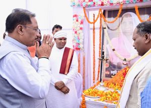 मुख्यमंत्री ने दिवंगत चन्दन बाई को दी श्रद्धांजलि मुख्यमंत्री ने दिवंगत चन्दन बाई को दी श्रद्धांजलि