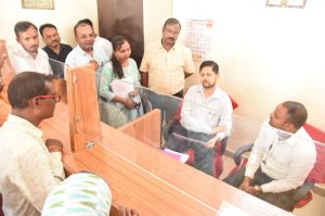 कलेक्टर ने किया सहकारी समिति सिरसाखुर्द, करंजा-भिलाई, कोड़िया और अहिवारा का आकस्मिक निरीक्षण