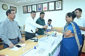 पीएम आवास के 06 हितग्राहियों को मकान आबंटित किया गया