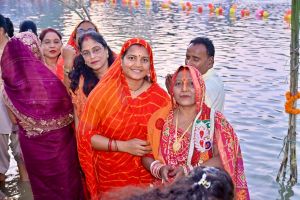  मंत्री श्रीमती लक्ष्मी राजवाड़े ने  सूर्यदेव को अर्पित किया अर्घ्य