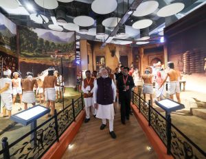 प्रधानमंत्री नरेंद्र मोदी ने शहीद वीर नारायण सिंह स्मारक सह जनजातीय स्वतंत्रता संग्राम सेनानी संग्रहालय का किया लोकार्पण प्रधानमंत्री नरेंद्र मोदी ने शहीद वीर नारायण सिंह स्मारक सह जनजातीय स्वतंत्रता संग्राम सेनानी संग्रहालय का किया लोकार्पण