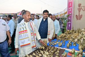 राज्योत्सव पहुँचे शिक्षा मंत्री, स्वदेशी उत्पादों को बढ़ावा देने कारीगरों का उत्साहवर्धन किया राज्योत्सव पहुँचे शिक्षा मंत्री, स्वदेशी उत्पादों को बढ़ावा देने कारीगरों का उत्साहवर्धन किया