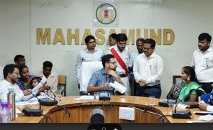 कलेक्टर ने जन चौपाल में सुनी लोगों की समस्याएं, दिए निराकरण के निर्देश