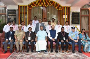  उप राष्ट्रपति ने राजभवन परिवार के साथ कराई फोटोग्राफी