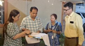  मतदाता सूची के विशेष गहन पुनरीक्षण अभियान के तहत कलेक्टर को बीएलओ ने सौंपा गणना प्रपत्र