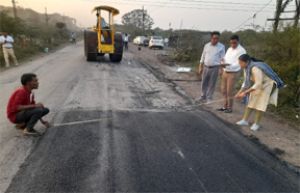  मुख्यमंत्री एवं लोक निर्माण मंत्री के निर्देश सड़कों में पेंच रिपेयर कार्य