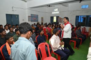 उपमुख्यमंत्री विजय शर्मा ने पुनर्वास केंद्र में पुनर्वासित युवाओं से की आत्मीय भेंट उपमुख्यमंत्री विजय शर्मा ने पुनर्वास केंद्र में पुनर्वासित युवाओं से की आत्मीय भेंट