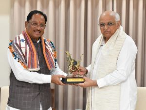  मुख्यमंत्री साय ने गांधीनगर में गुजरात के मुख्यमंत्री भूपेंद्र पटेल से की सौजन्य भेंट