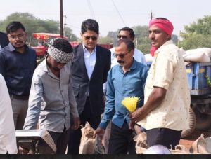  प्रभारी सचिव अविनाश चंपावत ने राजनांदगांव जिले में धान खरीदी कार्य का किया निरीक्षण