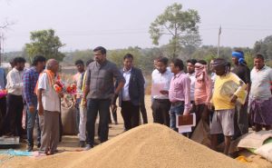  सचिव हिमशिखर गुप्ता ने सारंगढ़ इलाके में धान खरीदी केन्द्रों का किया निरीक्षण