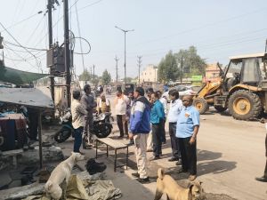  ​निगम ने आवागमन बाधित करने वाले अवैध दुकान को किया बेदखल