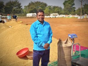  धान खरीदी केन्द्र में की गई सुव्यवस्थित व्यवस्था से  प्रसन्नचित है किसान कृपाराम बलिहार