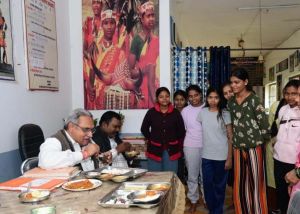  खाद्य आयोग के अध्यक्ष  संदीप शर्मा ने आश्रम-छात्रावास, आंगनबाड़ी केन्द्रों, शासकीय उचित मूल्य दुकानों एवं विद्यालयों का किया निरीक्षण