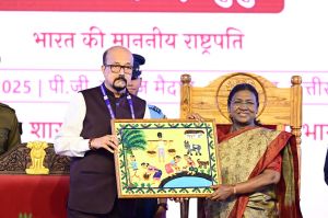   राष्ट्रपति श्रीमती मुर्मु के छत्तीसगढ़ आगमन पर राज्यपाल ने भेंट की भित्ती चित्रकारी की पेंटिंग