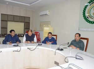 जिले में धान खरीदी की व्यवस्थाओं की समीक्षा : कलेक्टर डॉ गौरव सिंह ने ली वीडियो कॉन्फ्रेंसिंग के माध्यम से बैठक