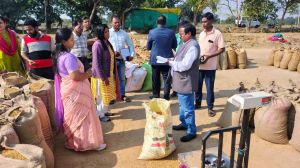 रायपुर संभागायुक्त ने किया महासमुंद जिले के धान खरीदी केन्द्र और चेकपोस्ट का निरीक्षण