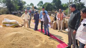 रायपुर संभागायुक्त ने किया महासमुंद जिले के धान खरीदी केन्द्र और चेकपोस्ट का निरीक्षण