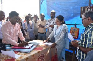 कलेक्टर ने धान खरीदी केन्द्रों में की व्यवस्थाओं का लिया जायजा कलेक्टर ने धान खरीदी केन्द्रों में की व्यवस्थाओं का लिया जायजा