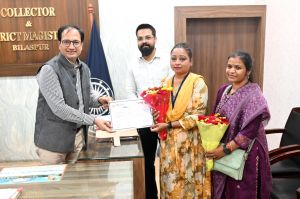 कलेक्टर ने उत्कृष्ट कार्य के लिए बीएलओ का किया सम्मान कलेक्टर ने उत्कृष्ट कार्य के लिए बीएलओ का किया सम्मान