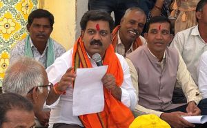  उपमुख्यमंत्री विजय शर्मा ने भैंसबोड़ में चौपाल लगाकर जमीन पर बैठ सुनीं ग्रामीणों की समस्याएं