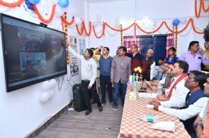  सिलहाटी में उपमुख्यमंत्री श्री शर्मा बने डिजिटल कक्षा के छात्र, शिक्षक ने डिजिटल बोर्ड में पढ़ाया आंख की संरचना