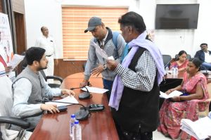  कलेक्टर ने जनदर्शन में सुनी नागरिकों की समस्याएं, आवासीय पट्टा और ऋण वसूली के मामलों पर शीघ्र कार्रवाई के दिए निर्देश