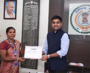  कलेक्टर ने एसआईआर में उत्कृष्ट कार्य करने वाले बीएलओ को प्रशस्ति पत्र देकर किया सम्मानित