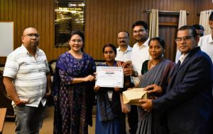 जिला निर्वाचन अधिकारी ने एसआईआर में उत्कृष्ट कार्य के लिए बीएलओ को किया सम्मानित जिला निर्वाचन अधिकारी ने एसआईआर में उत्कृष्ट कार्य के लिए बीएलओ को किया सम्मानित