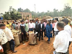  मोहला-मानपुर-अंबागढ़ चौकी जिले के प्रभारी सचिव पीएस एल्मा ने धान उपार्जन केंद्रों का किया निरीक्षण