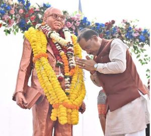  मुख्यमंत्री साय ने संविधान दिवस के अवसर पर डॉ. भीमराव अंबेडकर की प्रतिमा पर माल्यार्पण कर किया नमन