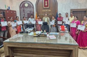 कलेक्टर ने फिर किया 30 उत्कृष्ट बीएलओ का सम्मान कलेक्टर ने फिर किया 30 उत्कृष्ट बीएलओ का सम्मान