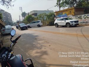   सड़क पर आइल गिरने की शिकायत मिलते ही  निगम टीम ने सड़क की सफाई की 