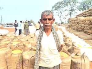  बुजुर्ग किसान श्री मुन्ना सिंह धान विक्रय कर बनाएँगे अपना घर   