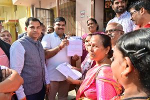 SIR को लेकर मंत्री गजेन्द्र यादव पहुँचे मतदाताओं के बीच, गणना फॉर्म शीघ्र भरने की अपील