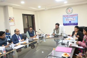   शासन की सर्वोच्च प्राथमिकता वाली योजनाओं के क्रियान्वयन में लाएं प्रगति-कलेक्टर