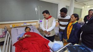 उपमुख्यमंत्री विजय शर्मा हॉस्पिटल पहुंचकर महिला कांन्सटेबल के स्वास्थ्य की जानकारी ली