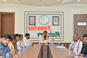 शिक्षा मंत्री यादव ने नवा रायपुर निवास में सुना प्रधानमंत्री के &lsquo;मन की बात&rsquo; का 128वां एपिसोड