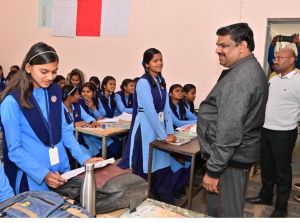  दुर्ग व राजनांदगांव जिले के विद्यालयों का स्कूल शिक्षा मंत्री ने किया आकस्मिक निरीक्षण