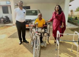  कलेक्टर श्रीमती प्रजापति ने दिव्यांग श्री जीवन को दिया ट्राइसाइकिल, खिला चेहरा