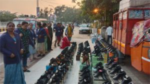  टीम प्रहरी अभियान में जोन 4 क्षेत्र स्वामी विवेकानंद सरोवर मुख्य मार्ग में 8 बोरी जूता - चप्पल की जप्ती