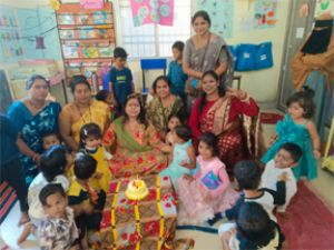  आंगनबाड़ी केंद्र बैरन बाजार में बच्चों संग मनाया जन्मदिन