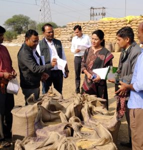 कलेक्टर ने मोखा-रजोली एवं पलारी धान खरीदी केन्द्र का आकस्मिक निरीक्षण कर व्यवस्थाओं का लिया जायजा