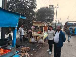  निगम जोन 8 स्वास्थ्य विभाग ने वार्ड 21 अवैध ठेला, गुमटी लगाकर नालियो में गंदगी फैलाने वालो के पाटों को तोडा