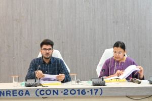  फिल्ड पर योजनाओं का क्रियान्वयन गंभीरता से हो - कलेक्टर