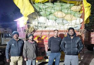  बलरामपुर जिला प्रशासन की सतर्कता से 400 बोरी अवैध धान से भरा ट्रक जब्त